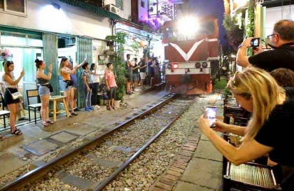 Hanoi train street still busy despite ban | Travel guide