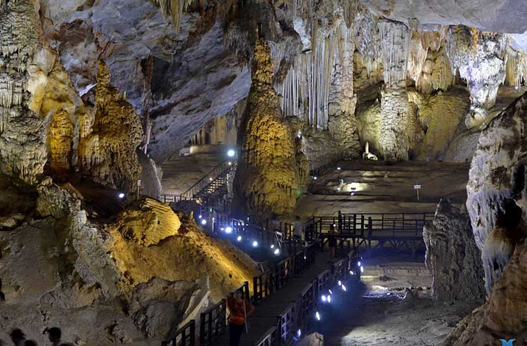 There are various ways for visitors to travel to Thien Long Cave while exploring Cat Ba
