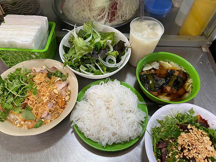 Hanoi street food market 1