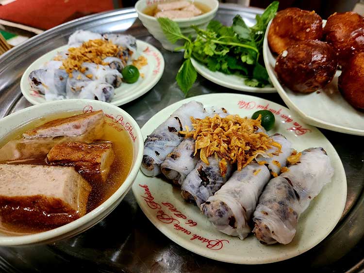 Hanoi street food market