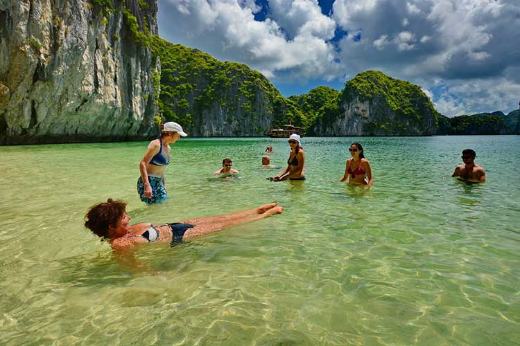 Tourists can choose a tour that combines a visit to Viet Hai Village and Lan Ha Bay