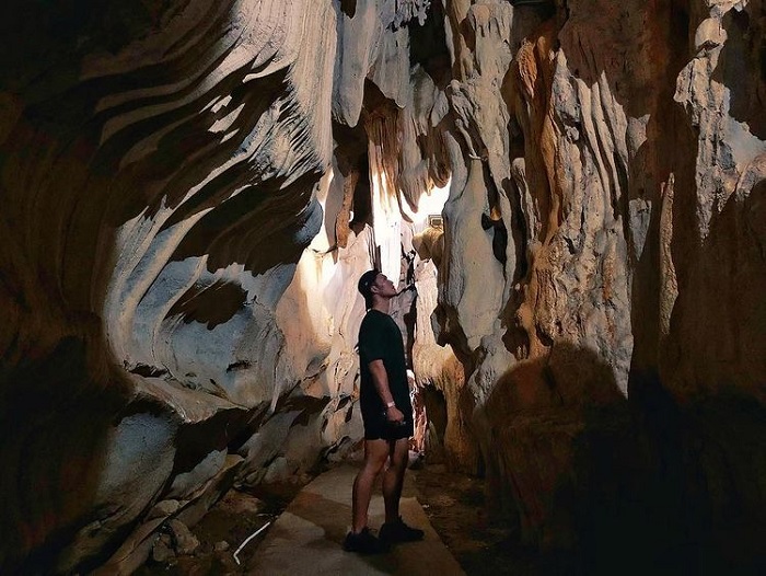 During the journey to explore Trung Trang Cave, tourists will be overwhelmed by its mystical beauty.