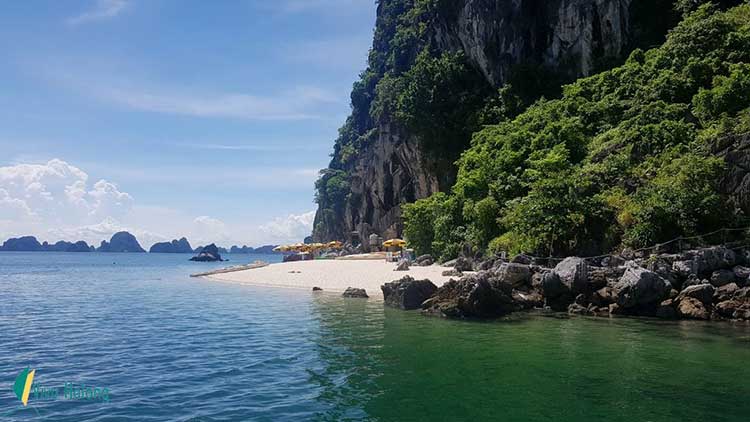 After exploring inside the cave, visitors step outside and will continue to be amazed by the panoramic view of Bai Tu Long Bay seen from above.