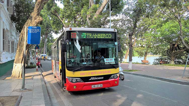 There are some bus routes that lead directly to the Presidential Palace in no time