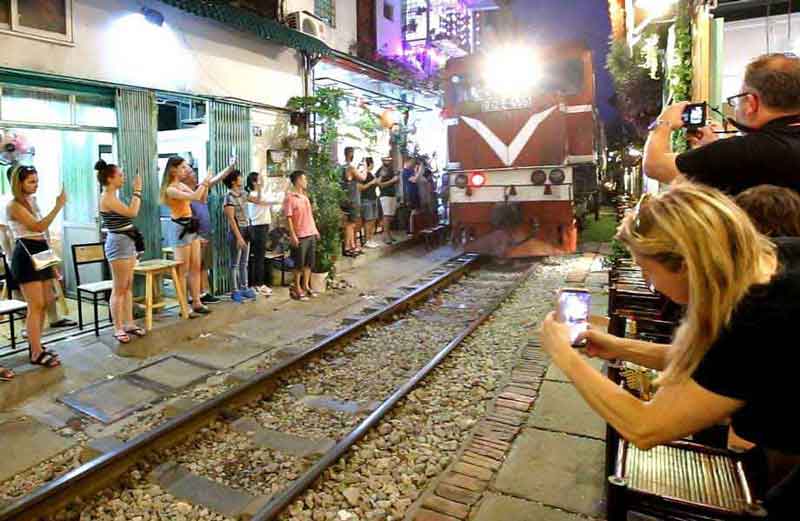 hanoi train street 10