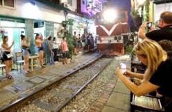 Hanoi train street still busy despite ban | Travel guide