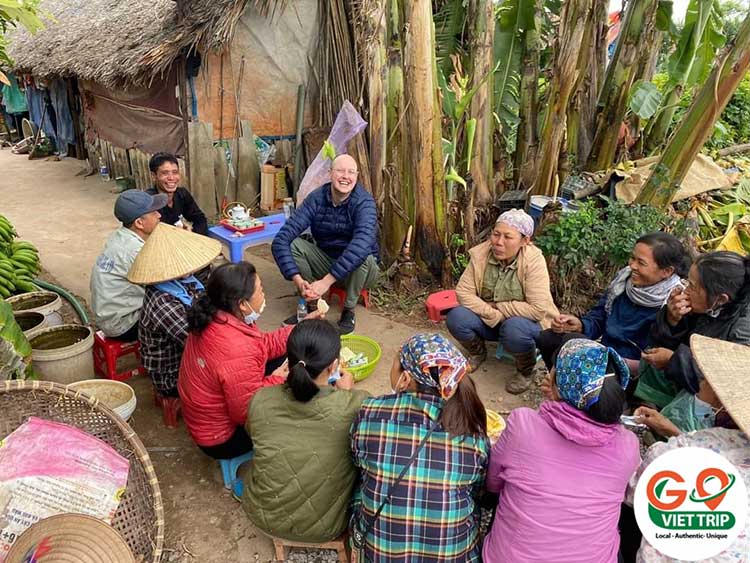 vietnamese tour guide