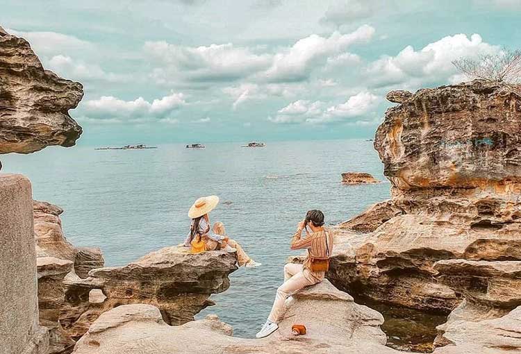 Take Photos At Dinh Cau Rock Temple