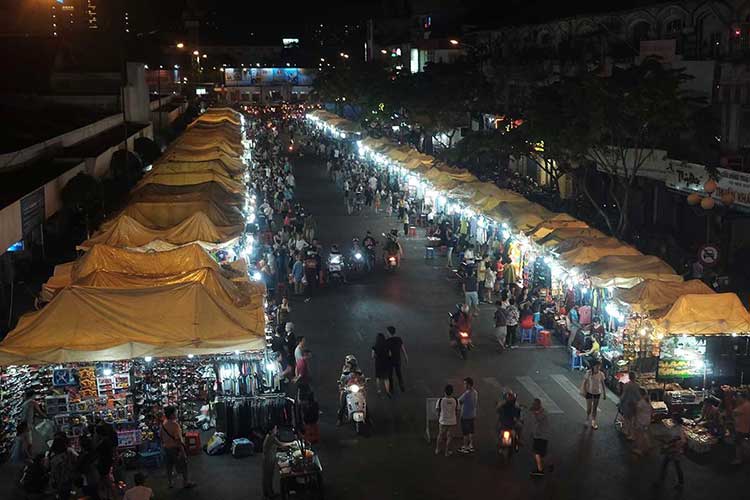 There are many night markets in different districts of the city that offer a variety of products and services at affordable prices