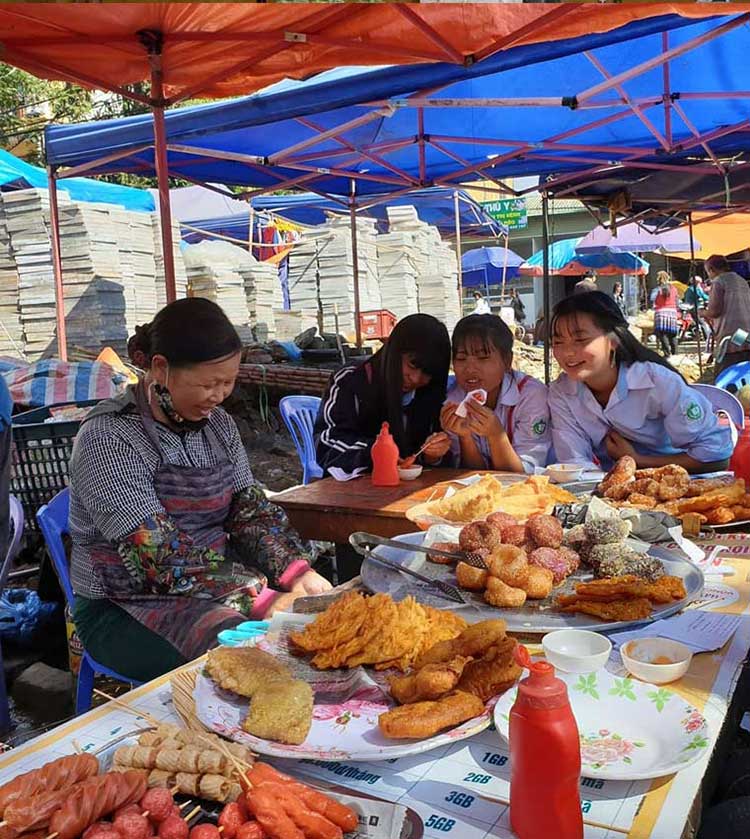 Try the local food bac ha market